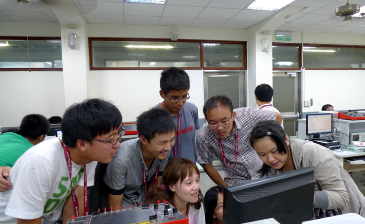 酷18
学生与逢甲大学学生探讨手动实验