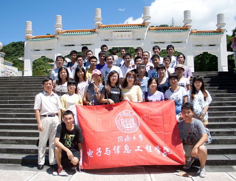 酷18
师生于台北的故宫博物院合影