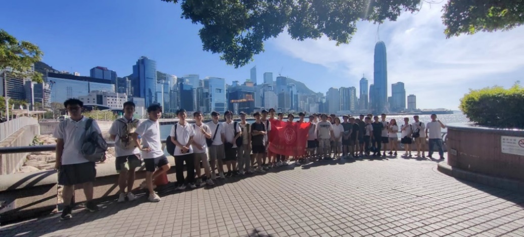 一群人在街道上描述已自动生成 一群人在街道上描述已自动生成