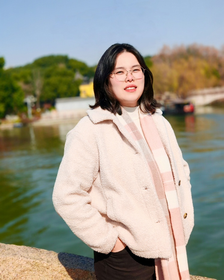 人站在湖边描述已自动生成 人站在湖边描述已自动生成