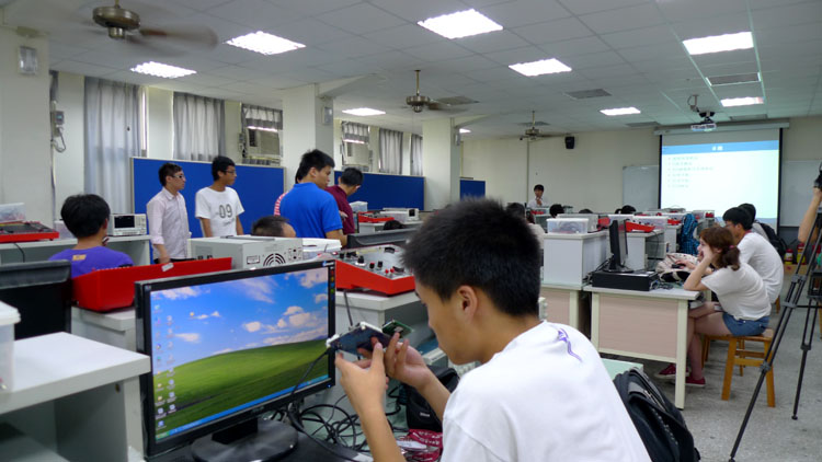 酷18
学生在逢甲大学参加“手动实验”