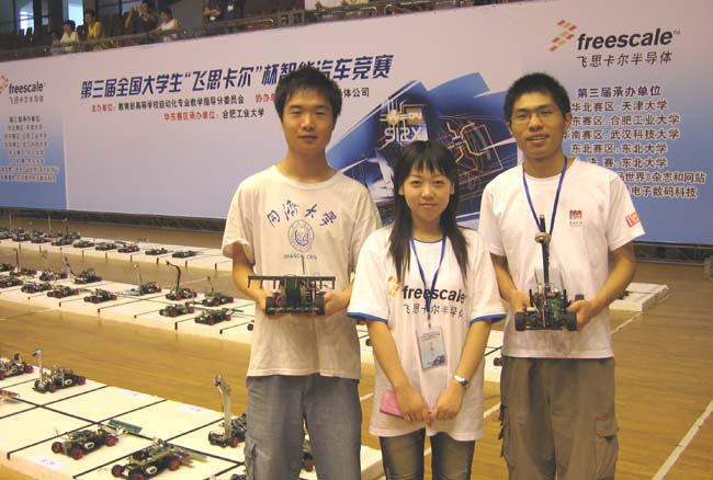 酷18
师生在比赛现场内合影留念