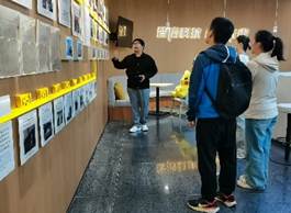 人站在火车旁走AI 生成的内容可能不正确。